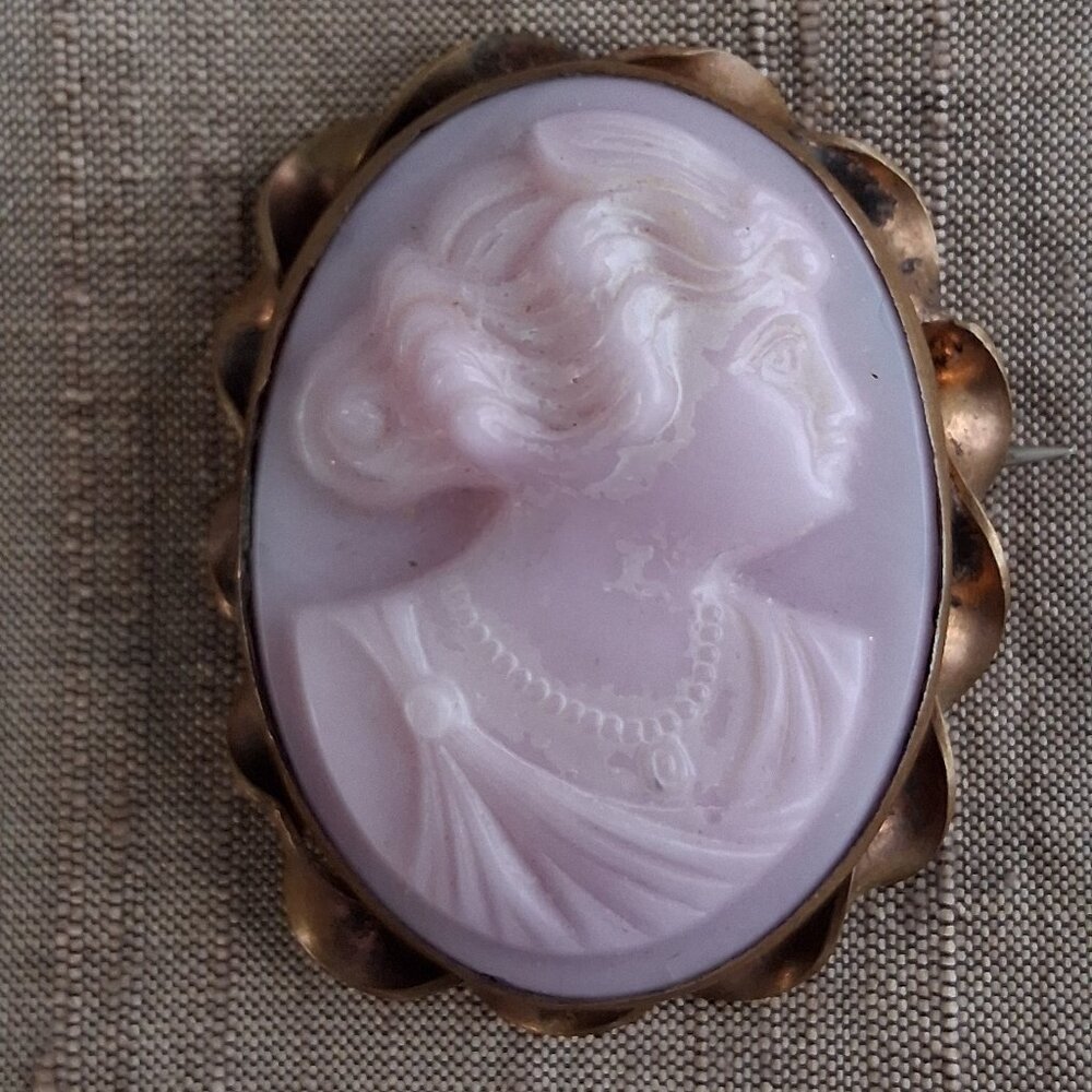 VINTAGE CARVED PINK CAMEO BROOCH